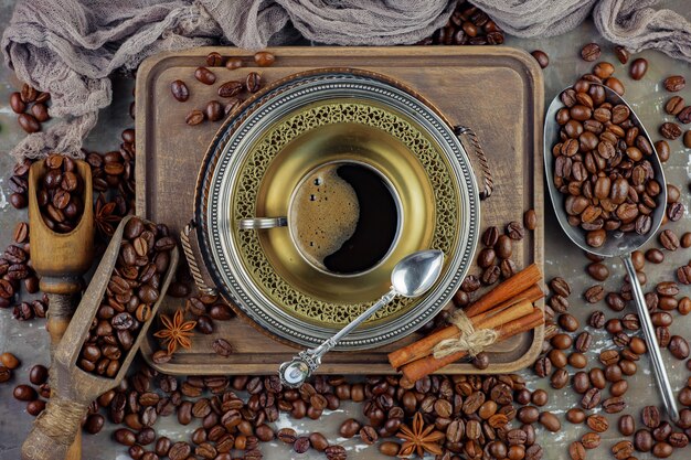 Kaffee in einer Tasse auf einem alten Hintergrund