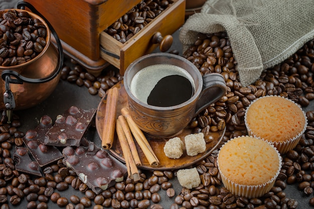 Kaffee in einer Tasse auf einem alten Hintergrund