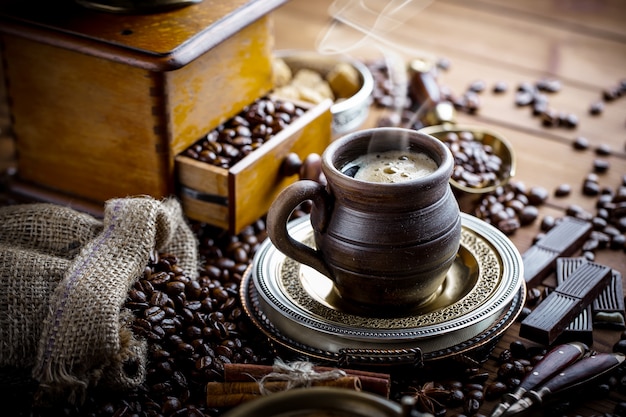 Kaffee in einer Tasse auf einem alten Tisch.