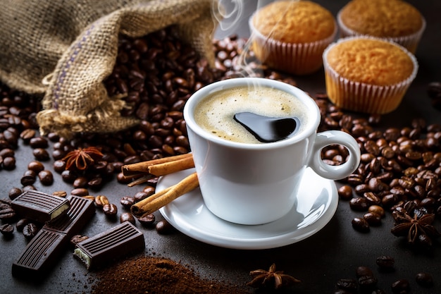 Kaffee in einer Tasse auf einem alten Tisch.