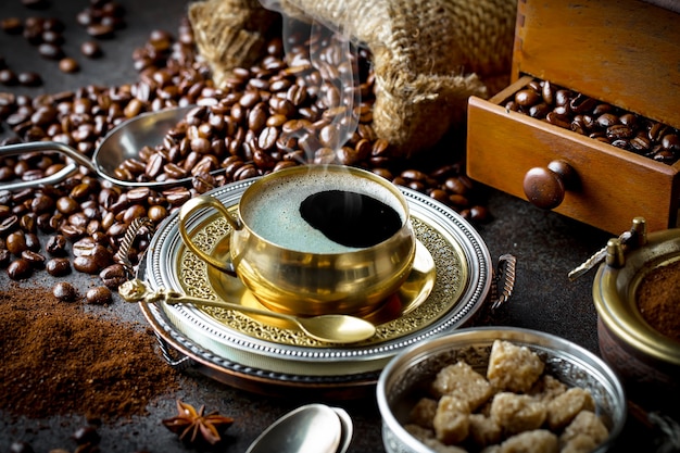 Kaffee in einer Tasse auf einer alten Oberfläche