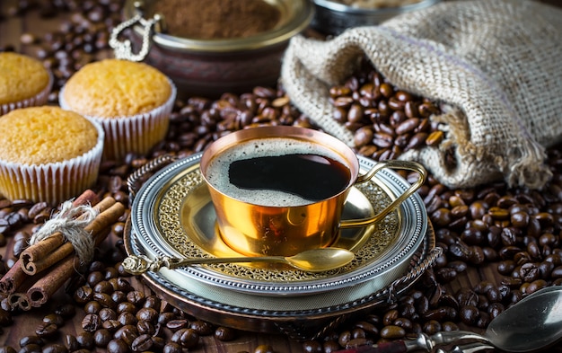 Kaffee in einer Tasse auf einer alten Oberfläche