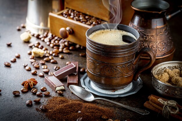 Kaffee in einer Tasse auf einer alten Oberfläche