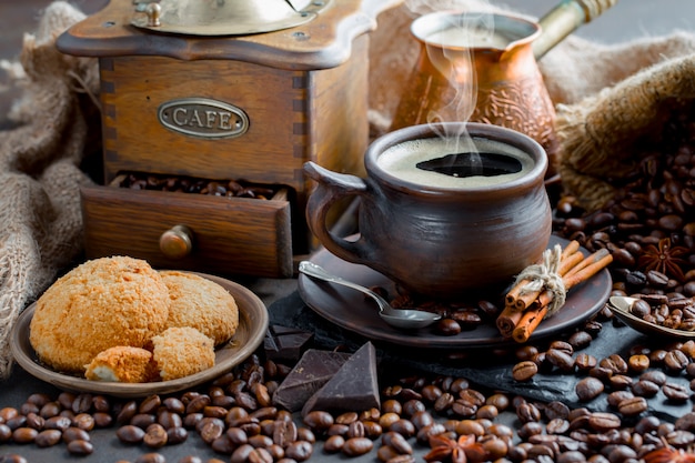 Kaffee in einer Tasse auf Kaffeebohnen.