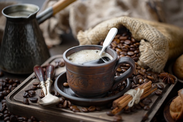 Kaffee in einer Tasse auf Kaffeebohnen.