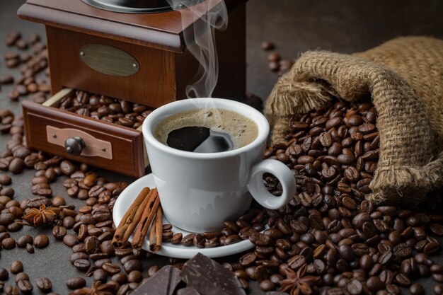 Kaffee in einer Tasse auf Kaffeebohnen.