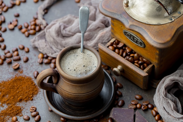 Kaffee in einer Tasse auf Kaffeebohnen.