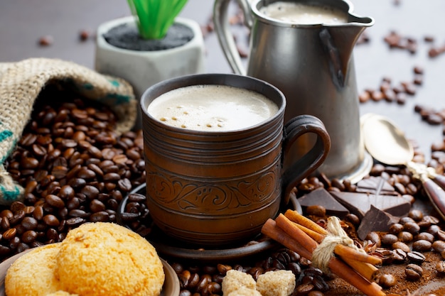 Kaffee in einer Tasse auf Kaffeebohnen.