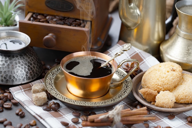 Kaffee in einer Tasse auf Kaffeebohnen.