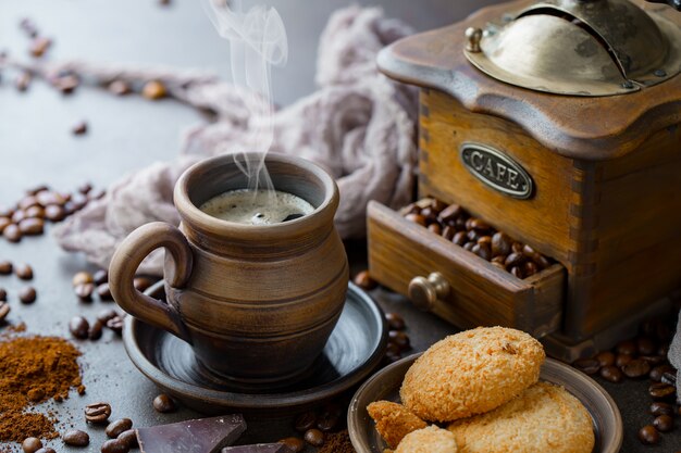 Kaffee in einer Tasse auf Kaffeebohnen.