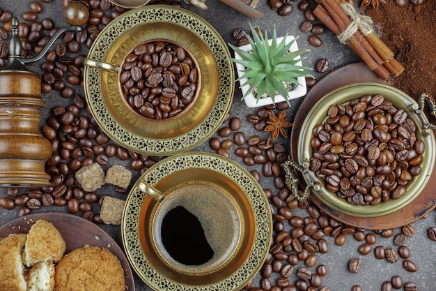 Foto kaffee in einer tasse auf kaffeebohnen.