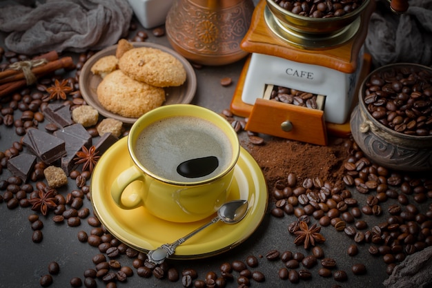 Kaffee in einer Tasse auf Kaffeebohnen.