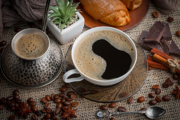 Kaffee in einer Tasse auf Kaffeebohnen.