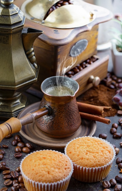 Kaffee in einer Tasse auf Kaffeebohnen.