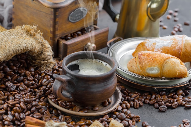 Kaffee in einer Tasse auf Kaffeebohnen.