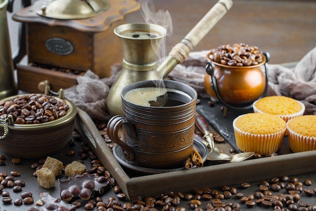 Kaffee in einer Tasse auf Kaffeebohnen.