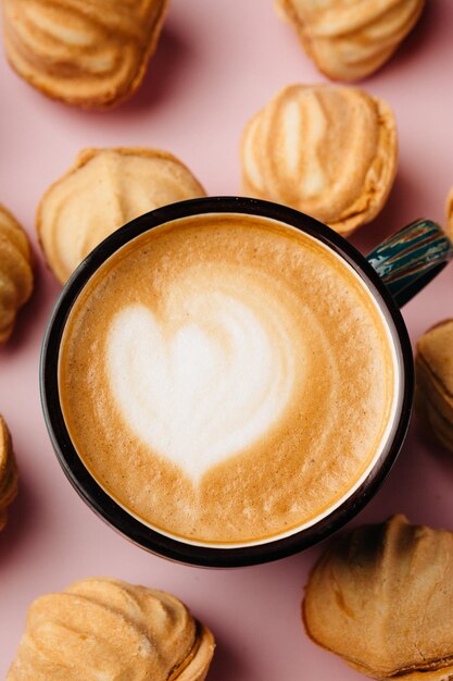 Kaffee in einer Tasse mit Schaum