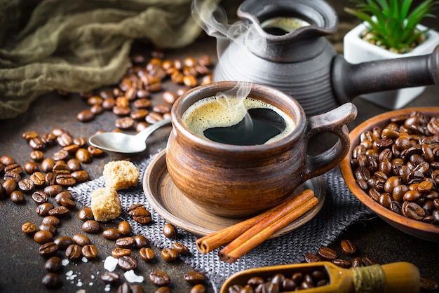 Kaffee in einer Tasse und Untertasse auf einem alten Hintergrund