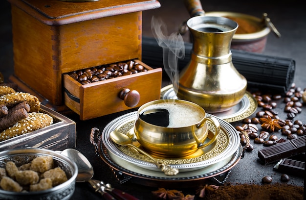 Kaffee in einer Tasse und Untertasse auf einem alten Hintergrund