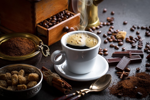 Kaffee in einer Tasse und Untertasse auf einem alten Hintergrund