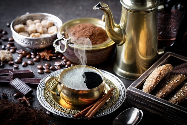 Kaffee in einer Tasse und Untertasse auf einem alten Hintergrund