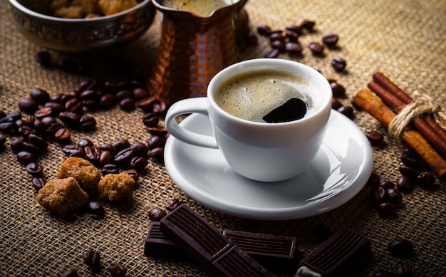 Kaffee in einer Tasse und Untertasse auf einem alten Hintergrund