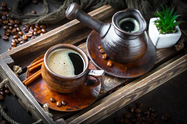 Kaffee in einer Tasse und Untertasse auf einem alten Hintergrund