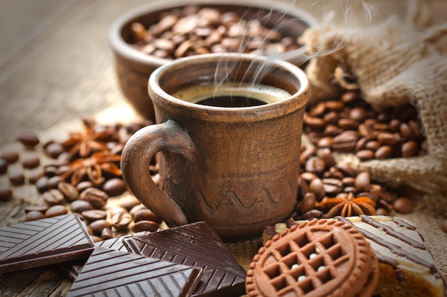 Kaffee in einer Tasse und Untertasse auf einem alten Raum.