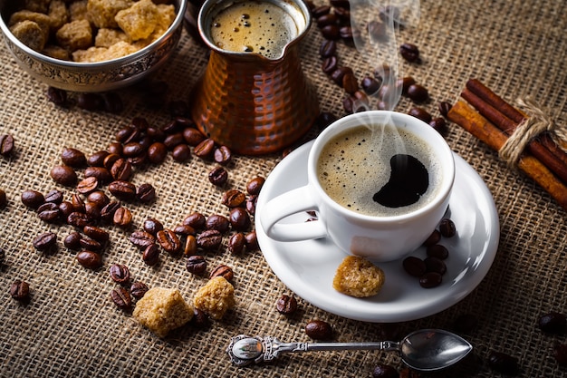 Kaffee in einer Tasse und Untertasse auf einem alten.