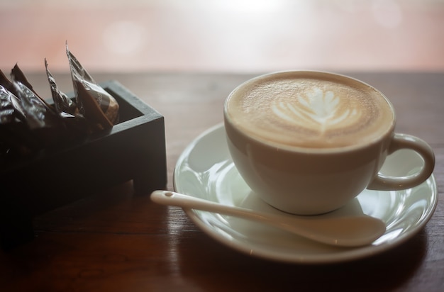 Kaffee in einer weißen Schale auf dem Tisch.