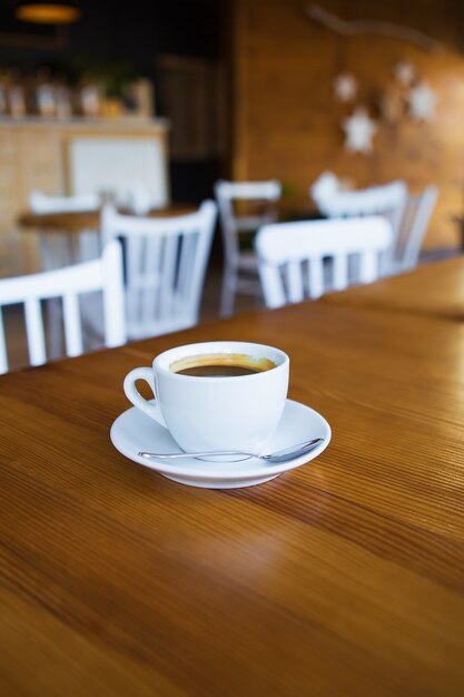 Kaffee in einer weißen Tasse steht auf Holztisch, entspannen Sie die Zeit mit Kaffee.