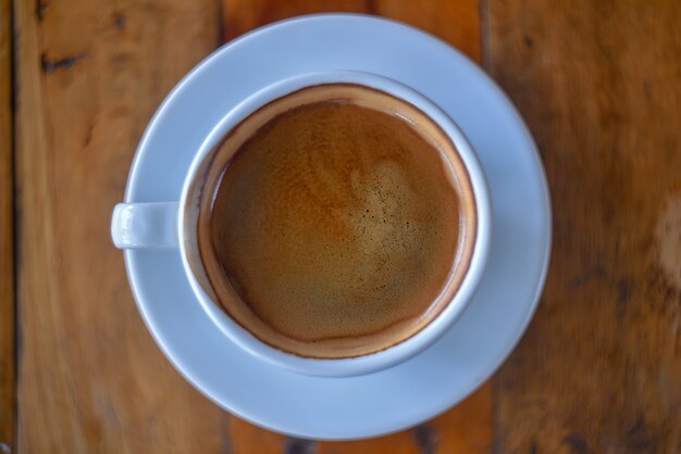 Kaffee in einer weißen Tasse