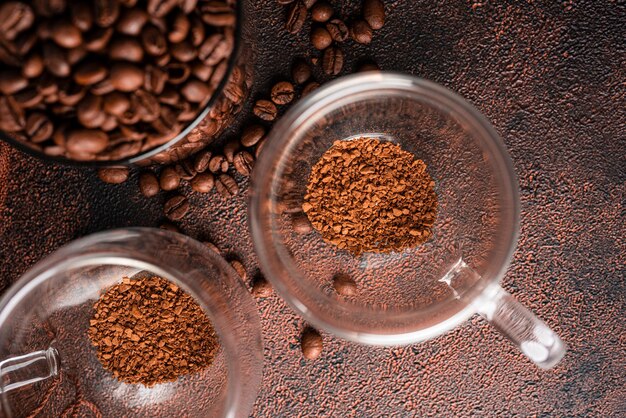 Kaffee in Tasse und Untertasse isoliert auf dunklem Hintergrund. Instantkaffee in transparenter Tasse. Foto in hoher Qualität