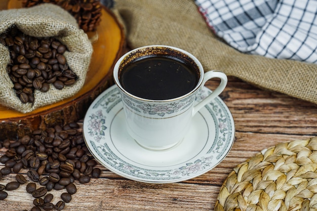 Kaffee ist ein gebrühtes Getränk, das aus gerösteten Kaffeebohnen hergestellt wird, den Samen von Beeren bestimmter Coffea-Arten.