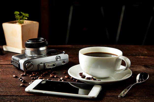 Kaffee Kamera und Smartphone auf Holztisch