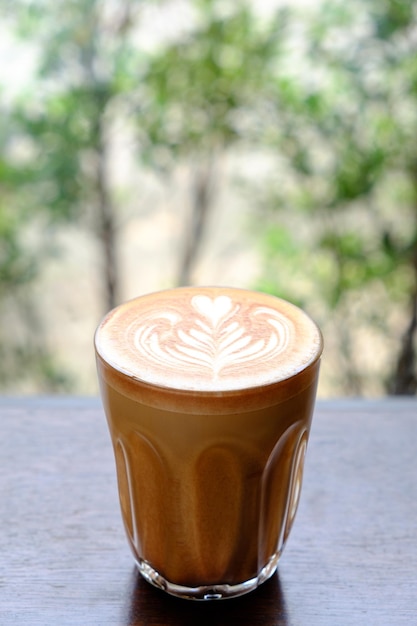 Kaffee Latte Art auf Holztisch