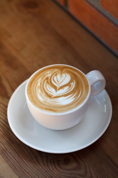 Kaffee Latte Art im Café im Vintage-Farbfilter