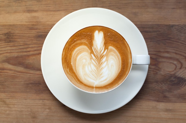 Kaffee Latte Art im Café im Vintage-Farbfilter