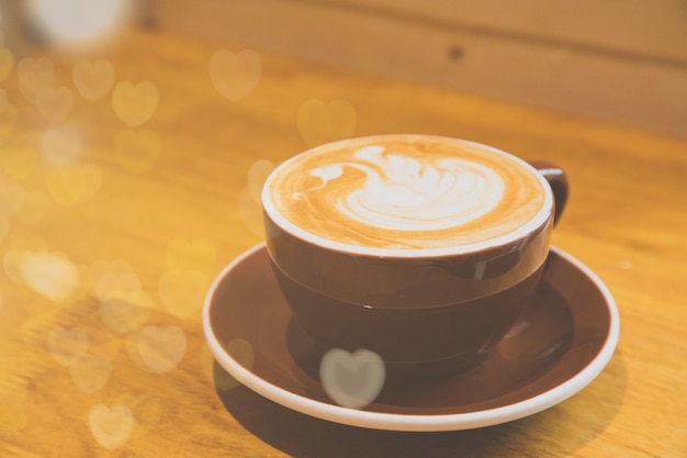 Kaffee Latte Art in Tasse auf Holztisch