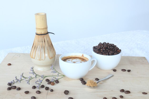 Kaffee Latte Art mit Bohnen und Zucker