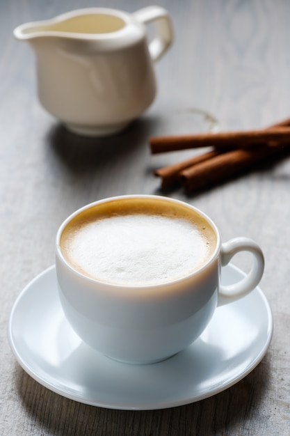 Kaffee Latte, geformter Schaumkaffee und Kopienraum