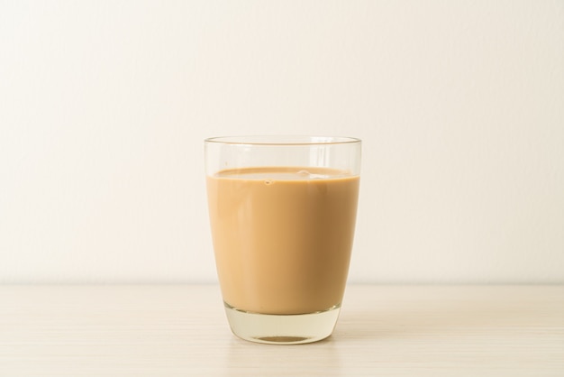 Kaffee Latte Glas mit trinkfertigen Kaffeeflaschen auf dem Tisch