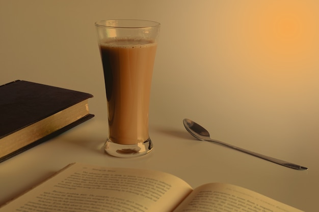 Kaffee Latte im hohen Glas, rustikaler Stil und Erfrischung.