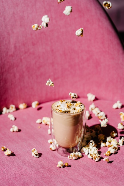 Kaffee Latte Karamell und Popcorn hartes Licht