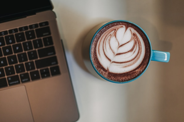 Kaffee Latte mit Laptop und Handy