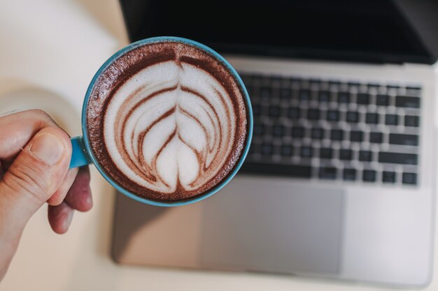 Kaffee Latte mit Laptop und Handy