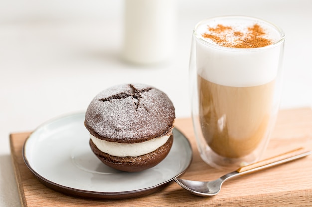 Kaffee Latte mit Whoopie Pie Cream Dessert