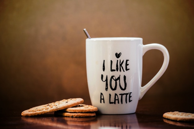 Kaffee Latte und Plätzchen mit weißer Tasse und dem Text mag ich Sie ein Latte