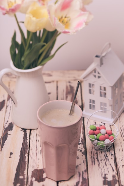 Kaffee Latte und Tulpen auf dem Shabby Chic Tisch