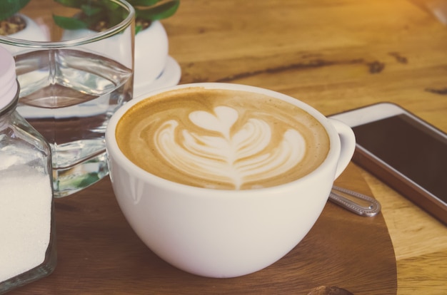 Kaffee Latteschale auf einer hölzernen Tabelle